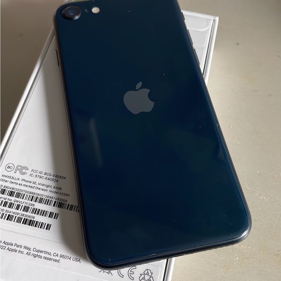 Apple iPhone SE 3rd Generation 64 GB in Midnight for T-Mobile - Picture 7 of 8